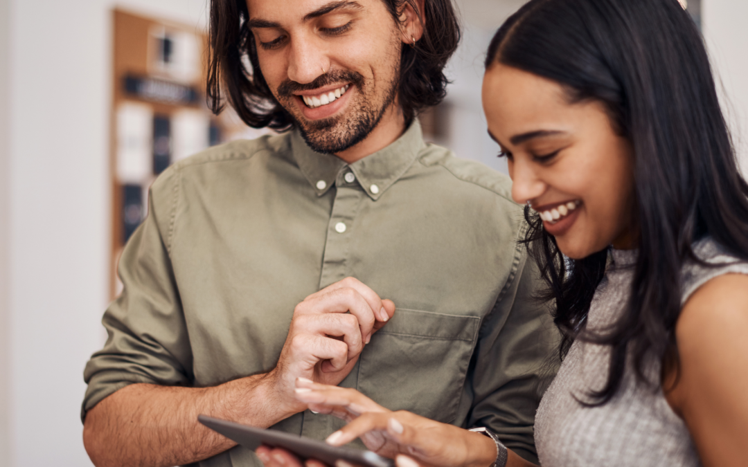 Mann und Frau am Smartphone