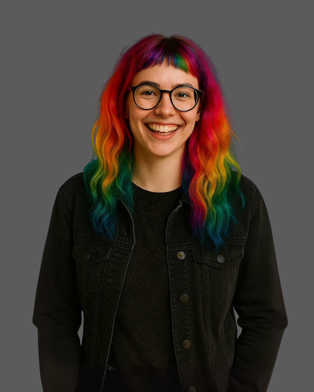 Sola KI-generiertes Bild einer jungen Frau mit bunten Haaren und Brille, sie lächelt offen