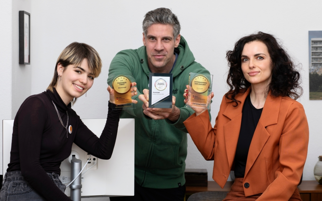 Jordis, Mike und Marielle halten die Preise Fairness First, Business Champion und Unternehmen der Zukunft in die Kamera