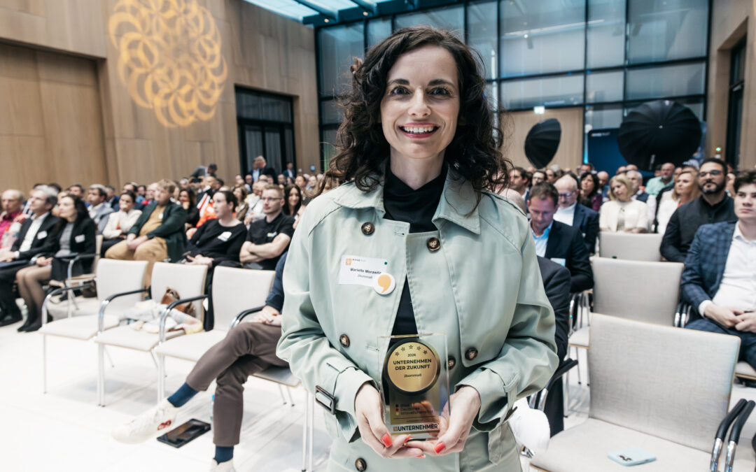 Marielle Morawitz bei der Preisverleihung hält den Award Unternehmen der Zukunft in der Hand