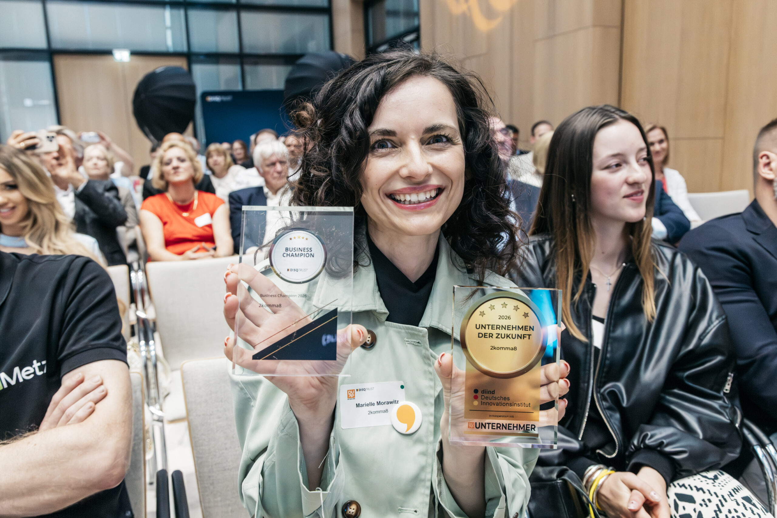 Marielle Morawitz mit den Trophäen Unternehmen der Zukunft und Business Champion