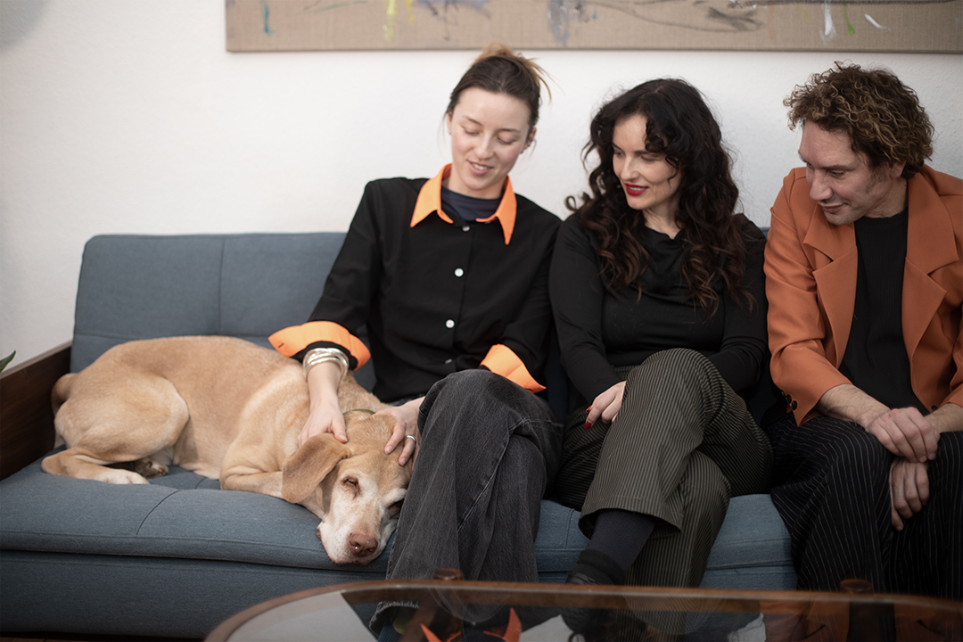Emily, Marielle, Micha und Jordis sowie Labrador Mateo aus dem Team 2komma8 auf dem Agentursofa