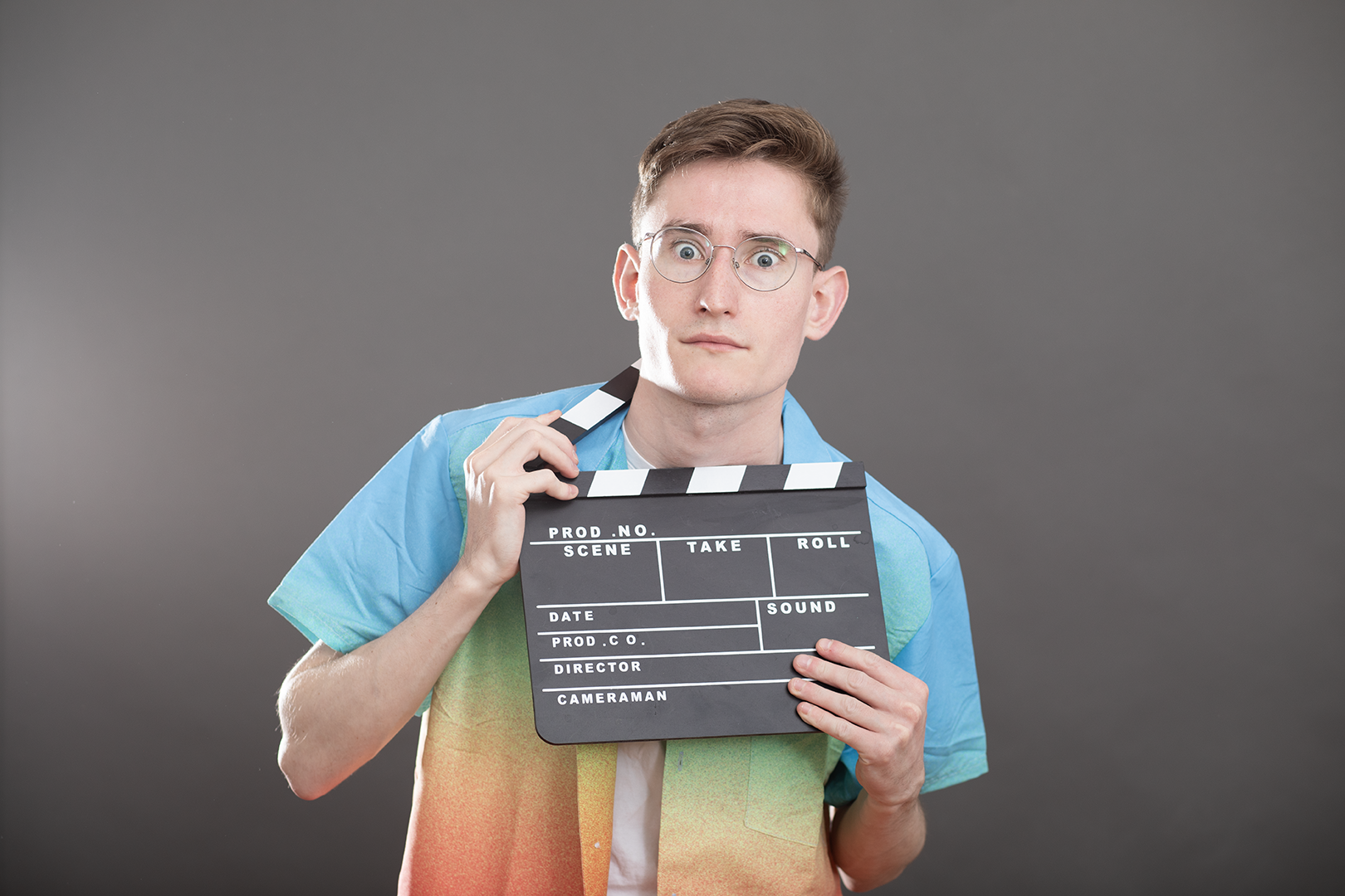 Junger Mann mit Filmklappe