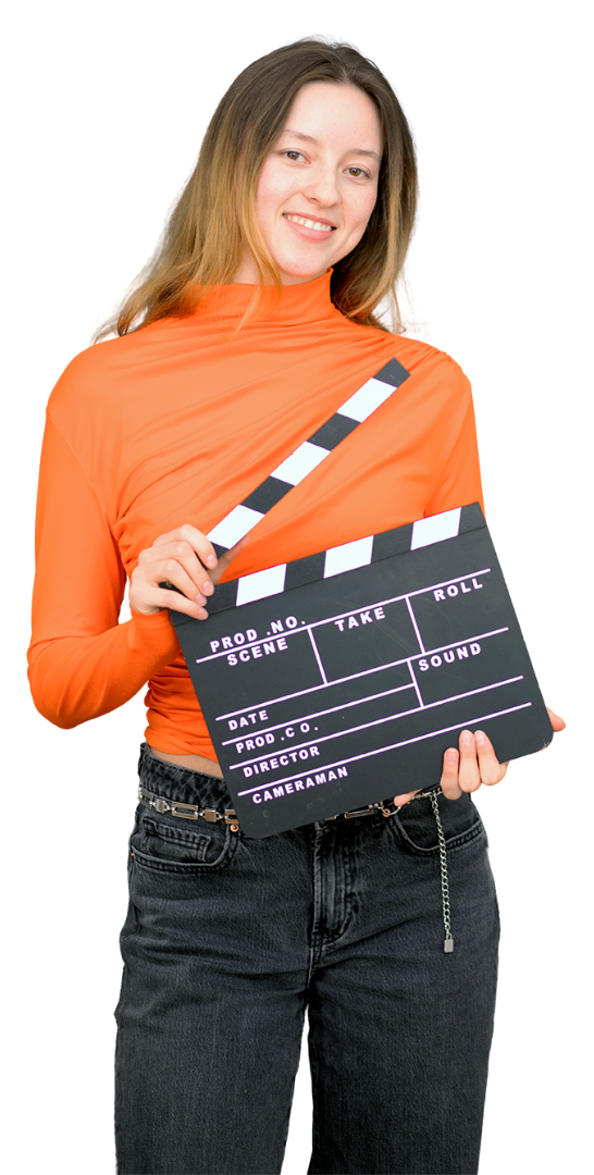 Junge Frau hält Filmklappe in der Hand 